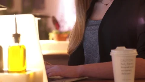 Smiling young girl in the black jacket is sitting in the café Video stock 74111237