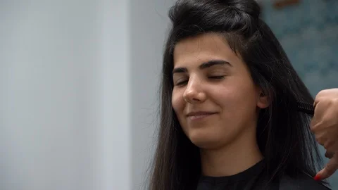 Smiling young middle eastern girl,long black hair, get a haircut in a salon Stock-Footage 127714355