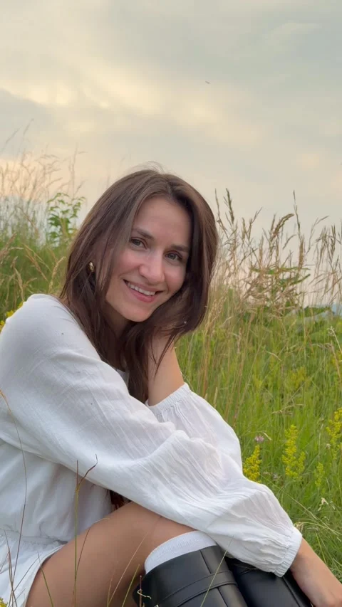 Smiling Young Woman Looking at Camera in Summer Meadow Video stock 337423445