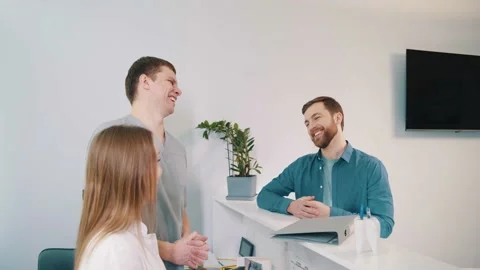 Smilling patient communicates with doctors on the reception desk Video stock 235911221