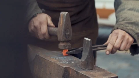 Smith begins to forge with hot metal cube. Slow motion Vídeos de archivo 71685647