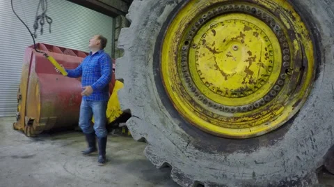 Smith big bulldozer repairs in the workshop. Stock-Footage 55358052