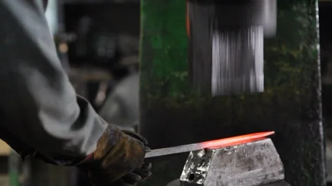 The smith forges on the press Vidéo 92155884