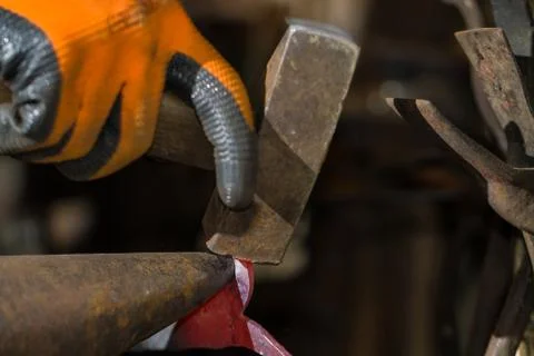 Smith forging hot iron Stock-Fotos