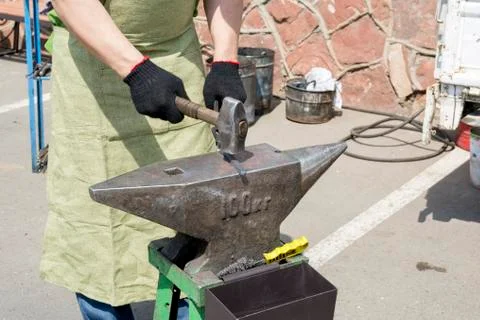 Smith a hammer processes preparation Stock-Fotos