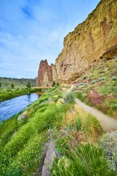 Smith Rock State Park Cliffs with River and Trail Eye-Level Perspective Fotos de archivo