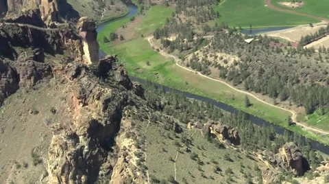 Smith Rock State Park, Monkey's Face Aerial 動画素材 62577105