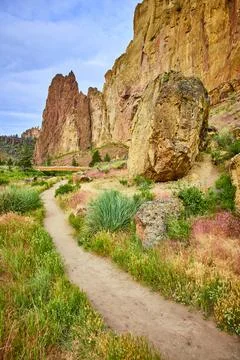 Smith Rock Trail with Rustic Bridge and Dramatic Cliffs Eye-Level Perspective Stock-Fotos