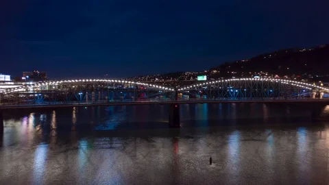 Smithfield Street Bridge lit at night in Pittsburgh Stockbeeldmateriaal 105877442