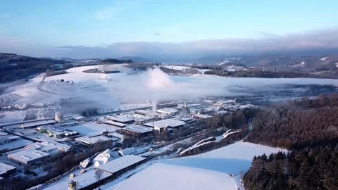 Smog cloud over a small industry complex on a cold day Stock Footage 148419308