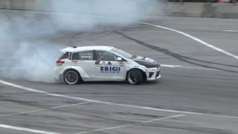Smoke and tyre Video stock 240984302