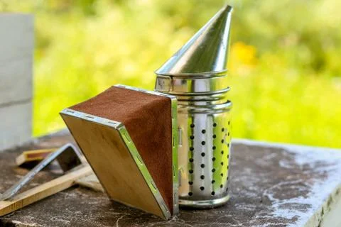 Smoke beekeeper for processing bees by smoke. Foto stock