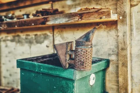 Smoke beekeeper for processing bees by smoke. Foto stock