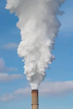 Smoke bellowing from the smoke stack of a electic power plant Foto stock