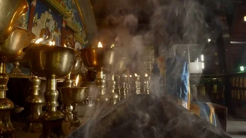 Smoke on a buddhist altar close-up, lights and statues in a temple in the temple 스톡 동영상 81815618
