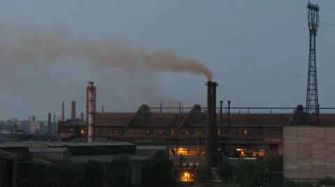 Smoke ceases going from factory pipe at evening Vídeo Stock 1046026