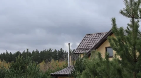 Smoke from chimney 库存影片 68992766