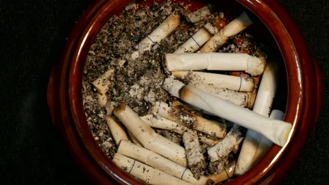 Smoke up Cigarette in an ashtray Stockbeeldmateriaal 162640767