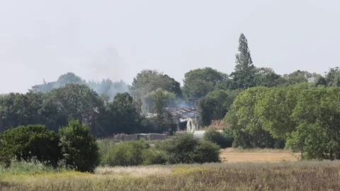 Smoke continues to rise from site of fire at large industrial unit in Essex 库存影片 340457892