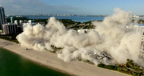 Smoke covers Miami Beach after implosion of Deauville Beach Resort Stock-Footage 221192098