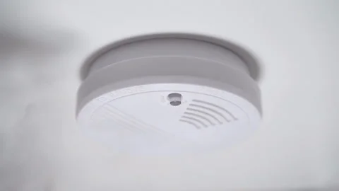 Smoke detector or fire alarm system on ceiling. Vidéo 99743393
