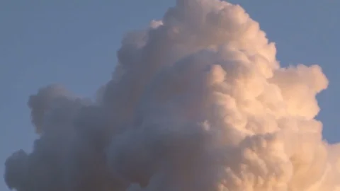 Smoke on the factory Stockbeeldmateriaal 82484469