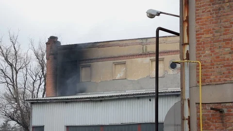 Smoke in the old factory Video stock 90267917