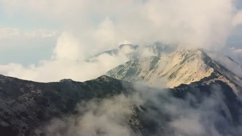 A smoke on the side of a mountain 스톡 동영상 156846280