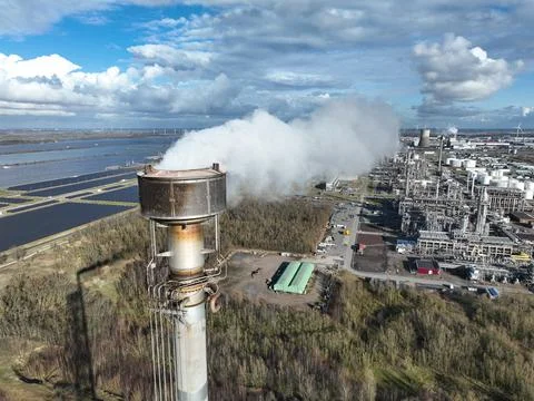 Smoke stack at a large refinery in Moerdijk, The Netherlands. Smoking chimney Foto stock