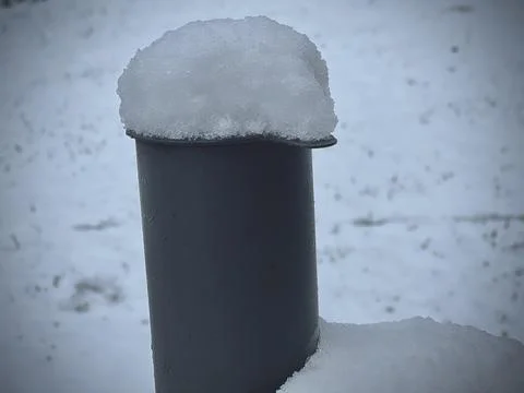 SMOKE VENT WITH SNOW ON IT Foto stock
