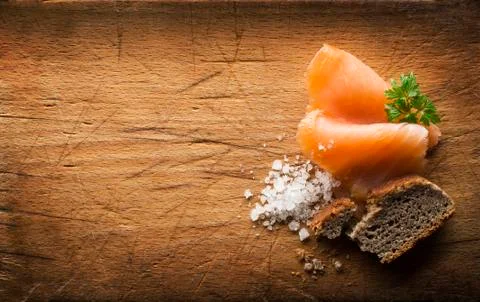 Smoked salmon with bread on table Foto stock