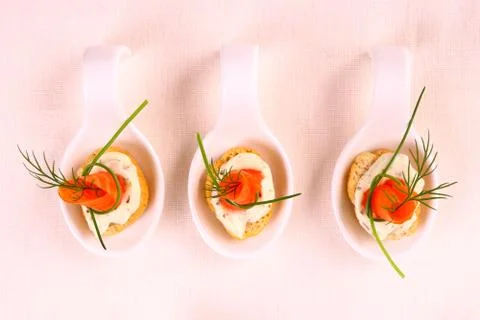 Smoked salmon roll on white bread and remoulade Foto stock