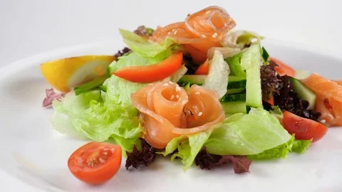 Smoked salmon salad, served with cherry tomatoes, sesame seed, cucumber 스톡 동영상 81002848