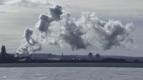 Smokestacks and carbon emissions into the environment from heavy industry Vidéo 149892017