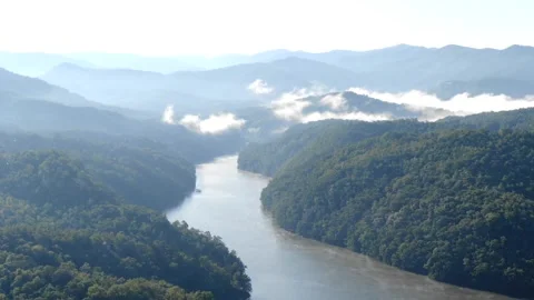 Smokey mountains timelapse with low clouds above Fontana Lake Vidéo 194390437