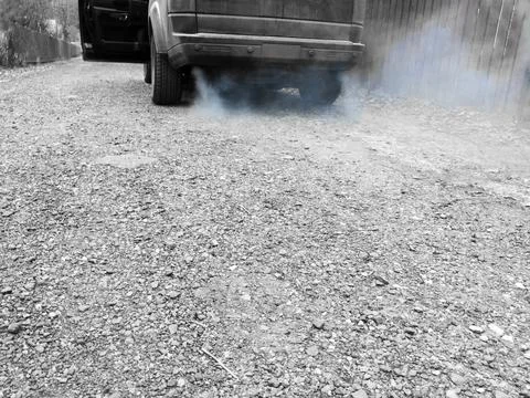 Smoking car engine Stockfoto's