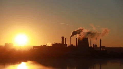 Smoking chimney on factory Vidéo 98480506