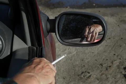 Smoking issues, driver holding cigarette Stockfoto's