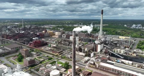 Smoking smoke stack at chemical park in the german Ruhr Area. Heavy industry 스톡 동영상 274540447
