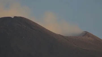 Smoking of the Vulcano etna, Sicily Stock Footage 86159727