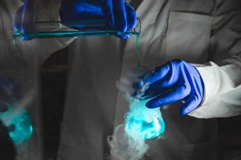 Smoky experiments with blue colour solution.  Scientist working on chemical.. Foto stock