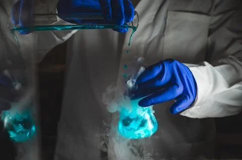 Smoky experiments with blue colour solution.  Scientist working on chemical.. Foto stock