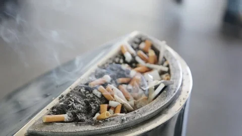 Smoldering cigarette in ashtray Video stock 79041156