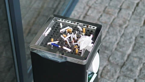 Smoldering cigarette in ashtray Vídeos de archivo 92860637