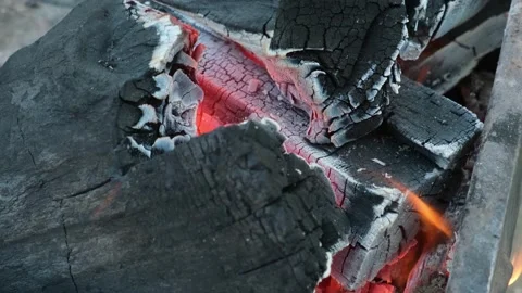 Smoldering coal, close-up, fiery background. Vidéo 233572609
