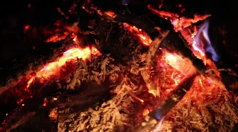 Smoldering embers in the fire Vídeo Stock 40382365