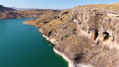 Smooth Aerial Flight Through Emerald Blue Canyon River Vídeos de archivo 339805642