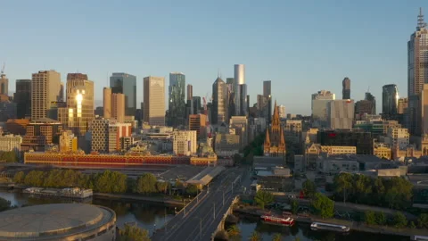 Smooth aerial perspective tracking toward Melbourne Flinders Street Vídeos de archivo 218581421