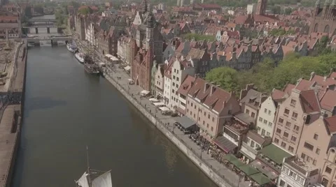 Smooth aerial RAW shot of a sailing boat slowly revealing the city of Gdansk 스톡 동영상 64082001