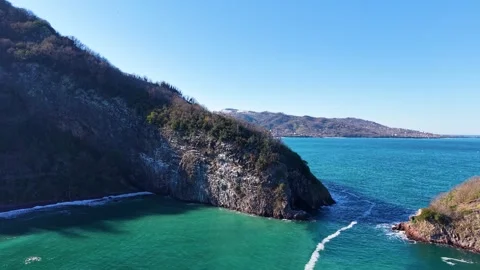 Smooth Aerial Rise and Forward Flight Over Island 스톡 동영상 342817936